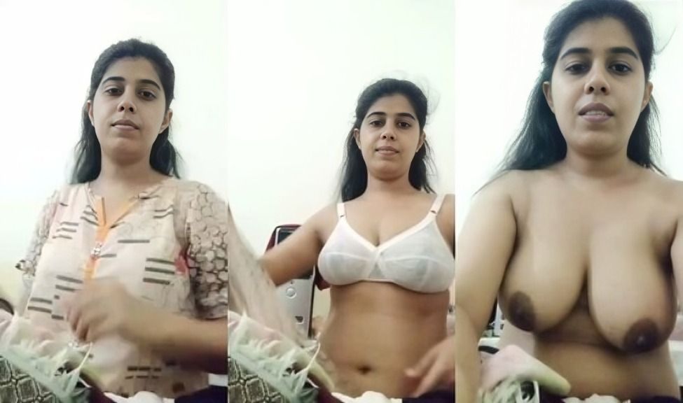 Sexy Indian Mall Shows Her Boobs
