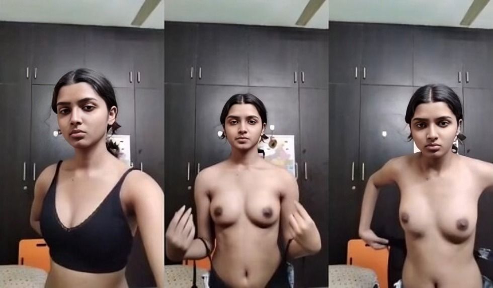 Sexy Indian Mal Kissing And Shows Boobs