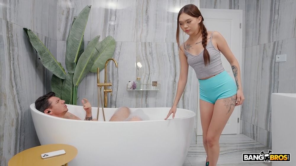 [BangBros] Kwini Kim – Naughty Stepdaughter