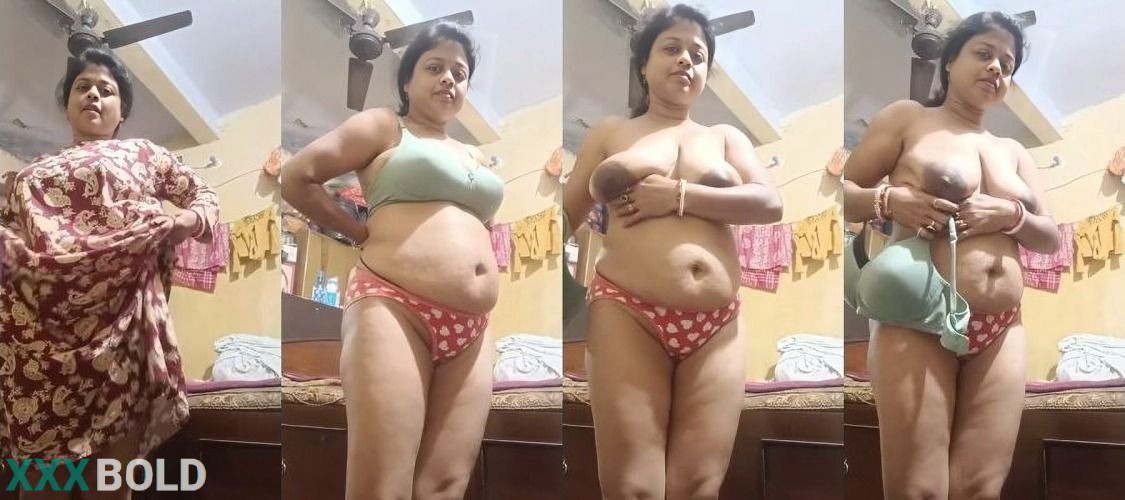 Sexy Desi Boudi Shows Her Big Boobs Part 2